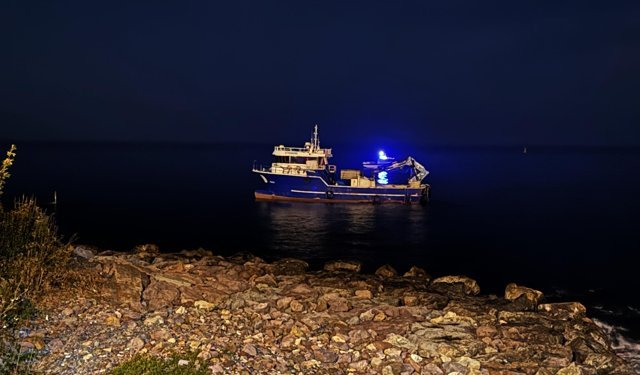 Rize'de balıkçı teknesi karaya oturdu