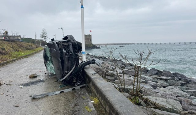 Rize'de devrilen otomobilin sürücüsü yaralandı