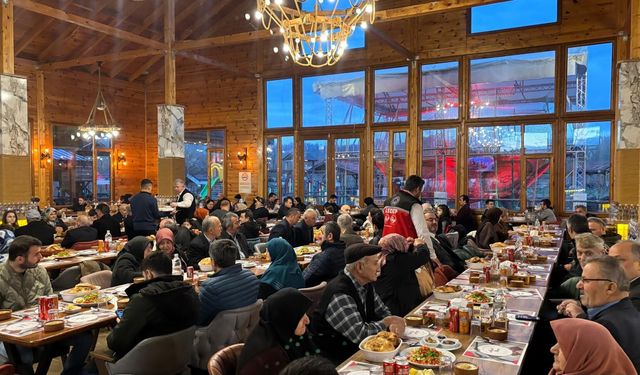 Salıpazarı'nda şehit aileleri, gaziler ile öksüz ve yetim çocuklar iftar sofrasında buluştu