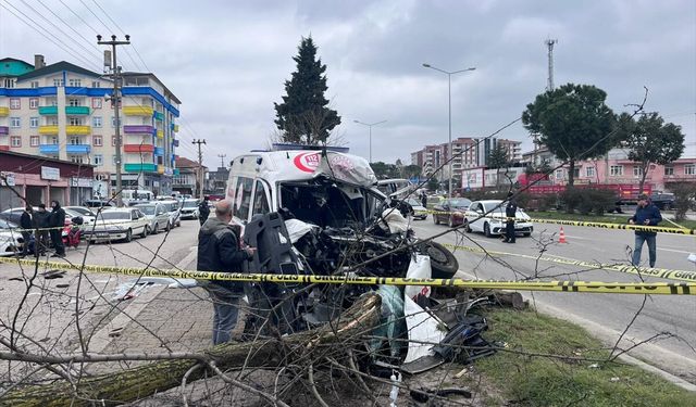 Samsun'da ambulans kamyona çarptı, 1 kişi öldü, 3 kişi yaralandı