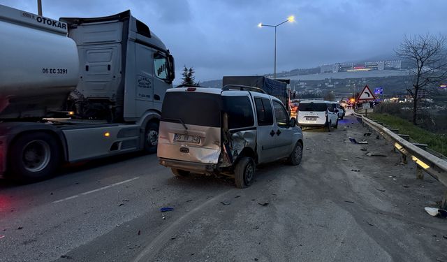 Samsun'da freni boşalan tırın 4 araca çarpması sonucu 6 kişi yaralandı