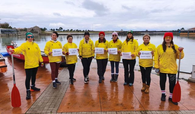 Samsun'da kadınlar 8 Mart'ı Karadeniz'de kürek çekerek kutladı