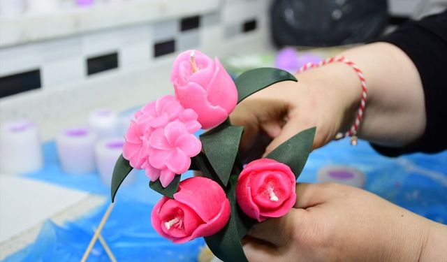Samsun'da kadınlar mumdan çiçek ve hediyelik eşya üretiyor