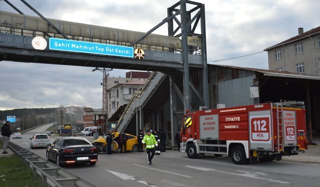 Samsunda üst geçide çarpan otomobilin sürücüsü ağır yaralandı