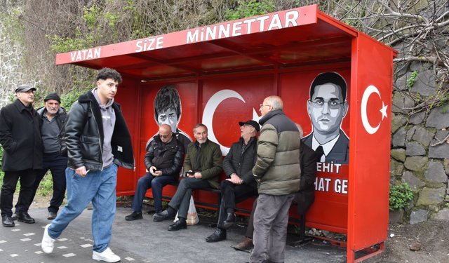 Şehitlere resimlerini çizerek gösterdikleri vefayı Trabzon'a taşıdılar