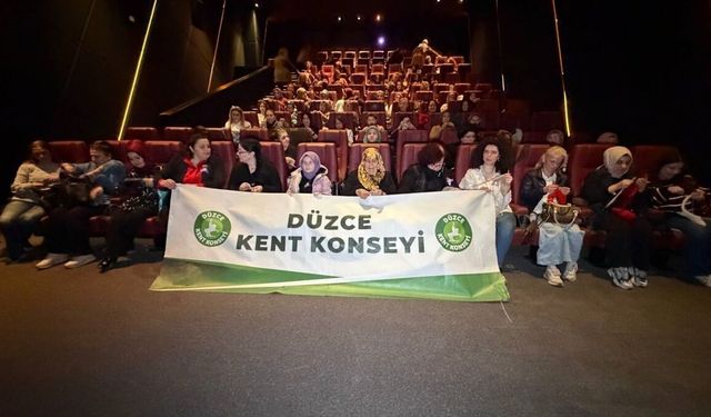 Sinemada buluşan kadınlar ihtiyaç sahibi çocuklar için örgü ördü