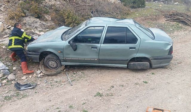 Sinop'ta devrilen otomobildeki iki kişi yaralandı