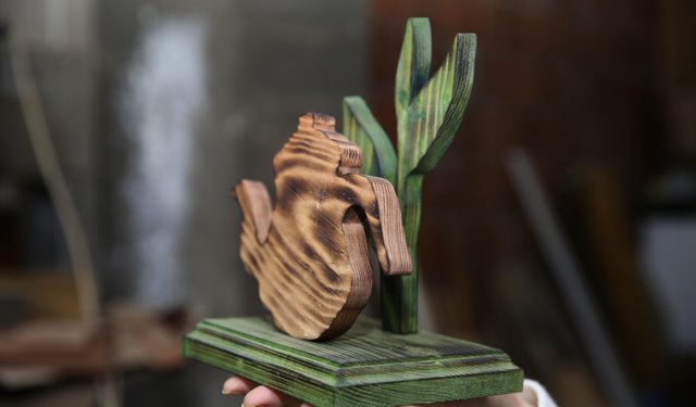 Tasarımlarını evinin bodrumunda ahşap sanatıyla şekillendiriyor