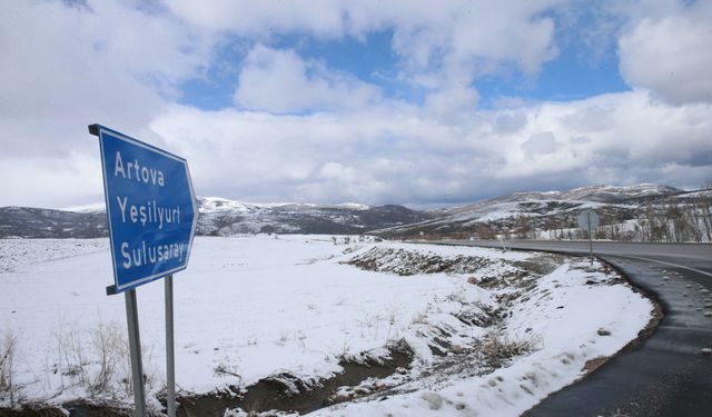 Tokat-Sivas kara yolunda kar yağışı etkili oluyor