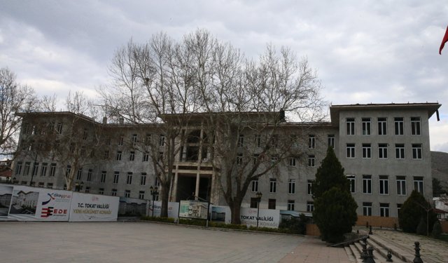 Tokat Valisi Köklü, yeni valilik binası inşaatını gezdi