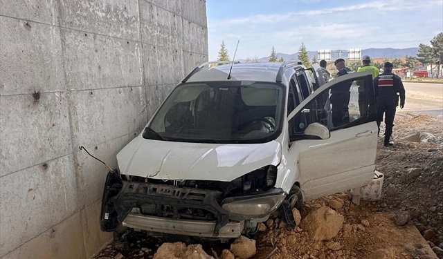 Tokat'ta beton duvara çarpan hafif ticari araçtaki 5 kişi yaralandı