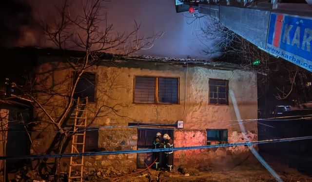 Tokat'ta çıkan yangında 2 katlı ev kullanılmaz hale geldi