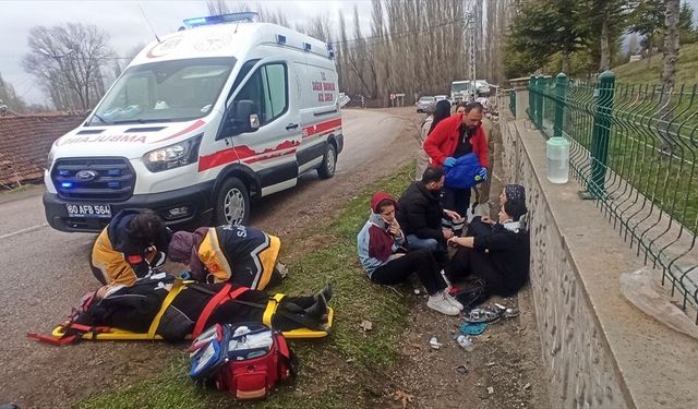 Tokat'ta elektrik direğine çarpan otomobildeki 4 kişi yaralandı