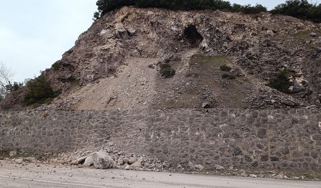 Tokat'ta kaya parçalarının düştüğü yolda ulaşım kontrollü sağlanıyor