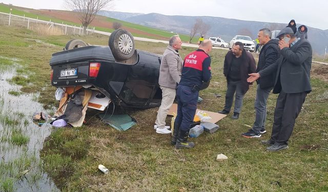 Tokat'ta tarlaya devrilen otomobildeki 3 kişi yaralandı