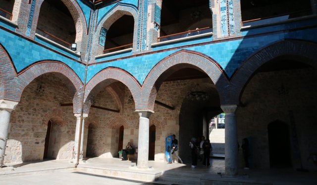 Tokat'ta üniversite öğrencileri tarihi mekanlarda ders işliyor