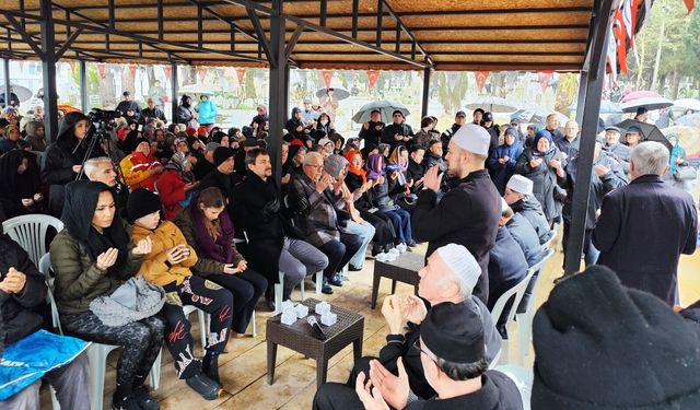 SOĞUK VE YAĞIŞA RAĞMEN MEZARLIKLAR DOLDU