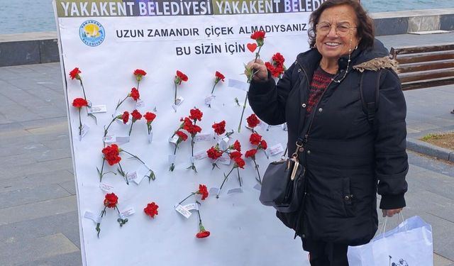 Yakakent Belediyesinden kadınlara çiçek sürprizi