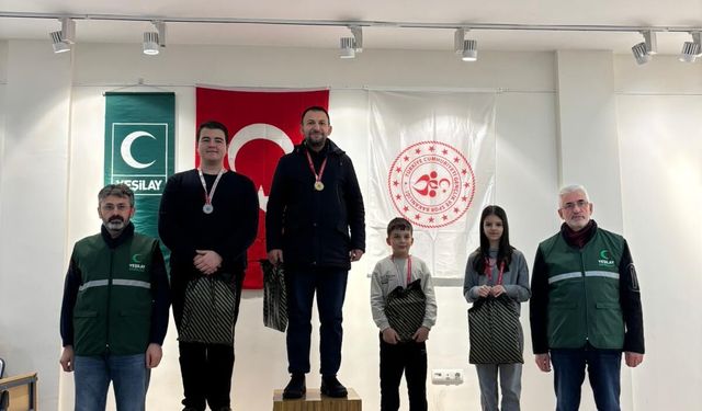 Yeşilay Düzce Şubesi'nin düzenlediği satranç turnuvası sona erdi