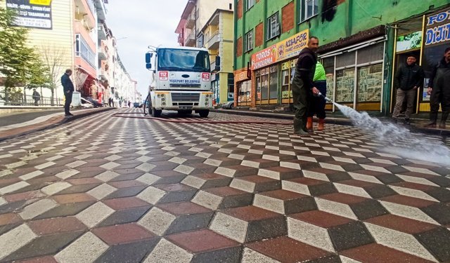 Yeşilyurt'ta caddelerde temizlik çalışmalarına başlandı