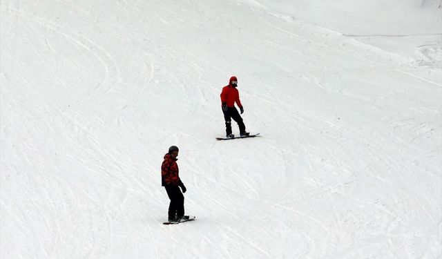 Yurduntepe Kayak Merkezi'nde hafta sonu yoğunluğu sürüyor