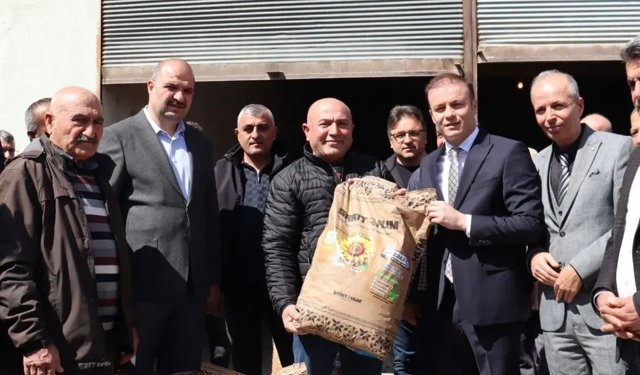 Alaca'da çiftçilere yüzde 50 hibeli ayçiçeği tohumu dağıtıldı