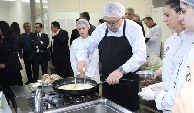Amasya Üniversitesi Rektörü Turabi öğrencilerle birlikte yemek yaptı