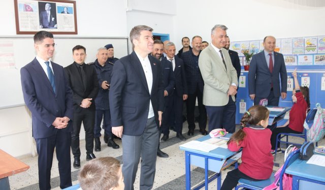 Amasya Valisi Bakan'dan Taşova'da okullara ziyaret