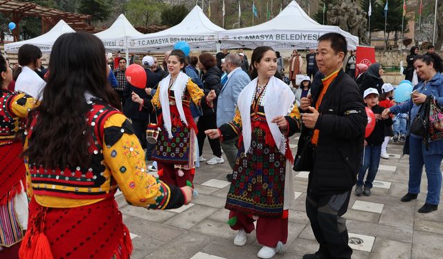 Amasya'da Dünya Otizm Farkındalık Günü'nde Güney Koreli turistin oynaması ilgi çekti