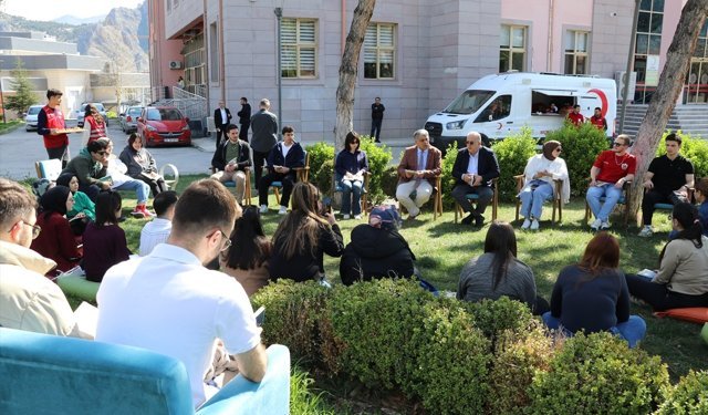 Amasya'da üniversite öğrencileri Kütüphaneler Haftası'nı bahçede kitap okuyarak kutladı