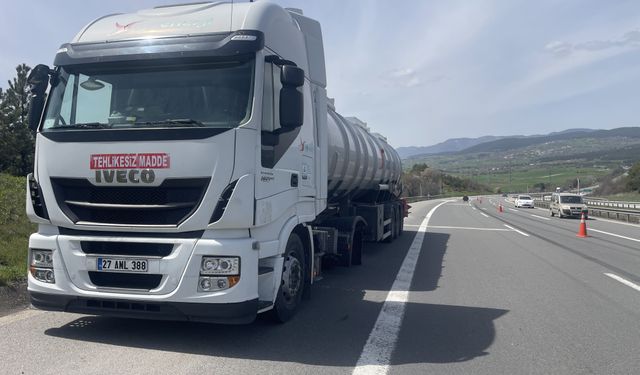 Anadolu Otoyolu'nda lastiği patlayan tanker kazaya neden oldu
