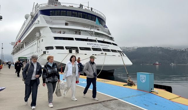 'Astoria Grande' kruvaziyeri 874 yolcusuyla Amasra'ya geldi