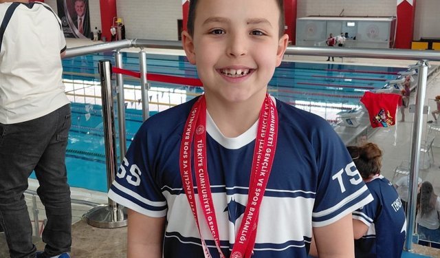 Bafra İsmet İnönü İlkokulu öğrencisinden yüzme müsabakalarında 3 altın madalya