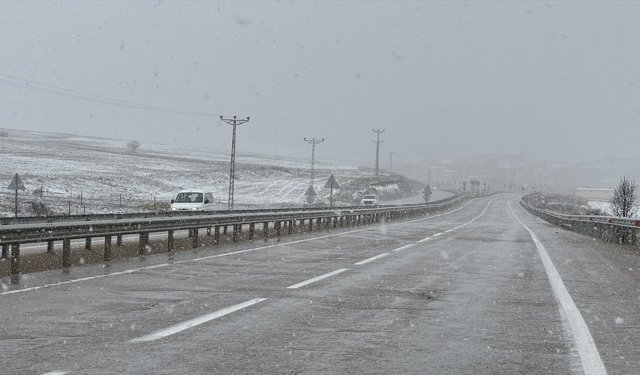 Bayburt'ta kar ve karla karışık yağmur etkili oluyor