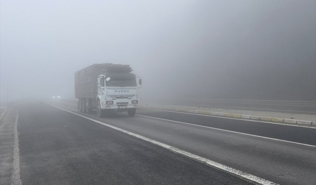 Bolu Dağı'nda sis görüş mesafesini düşürdü