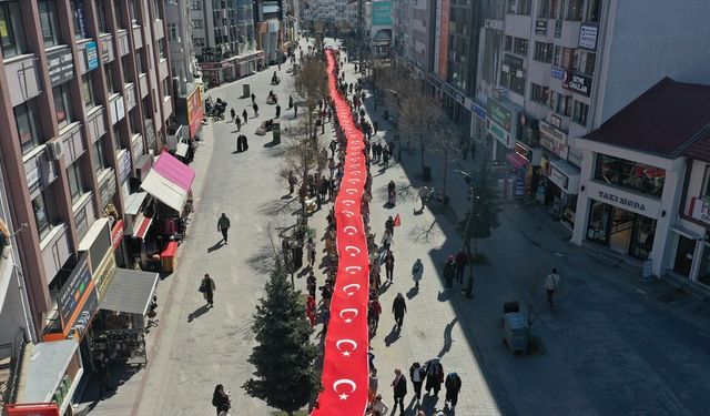 Bolu'da öğrenciler dev Türk bayrağıyla yürüyüş yaptı