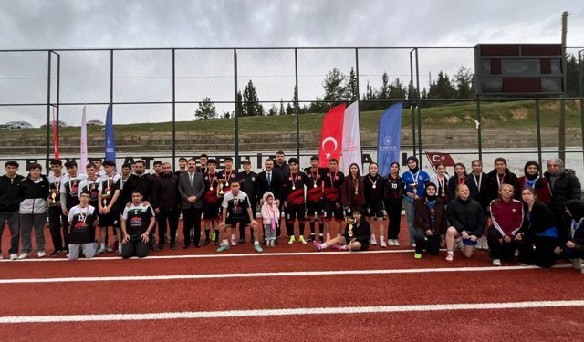 Boyabat'ta 'Gençler Sporda, Gelecek Emniyette Mini Futbol Turnuvası' düzenlendi