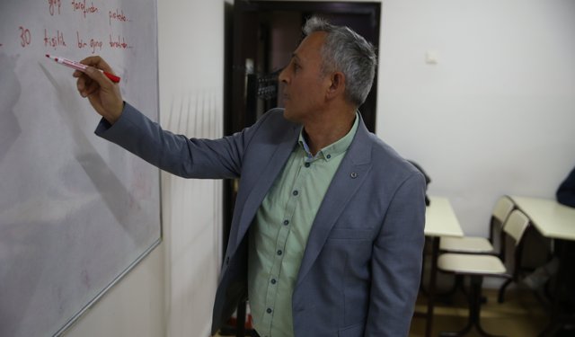 Çalıştığı üniversitede eğitim hayatını sürdürüyor