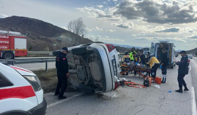 Çorum'da devrilen otomobildeki 3 kişi yaralandı