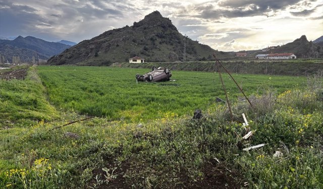 Çorum'da devrilen otomobilin sürücüsü yaralandı