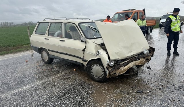 Çorum'da iki otomobilin çarpıştığı kazada 3 kişi yaralandı