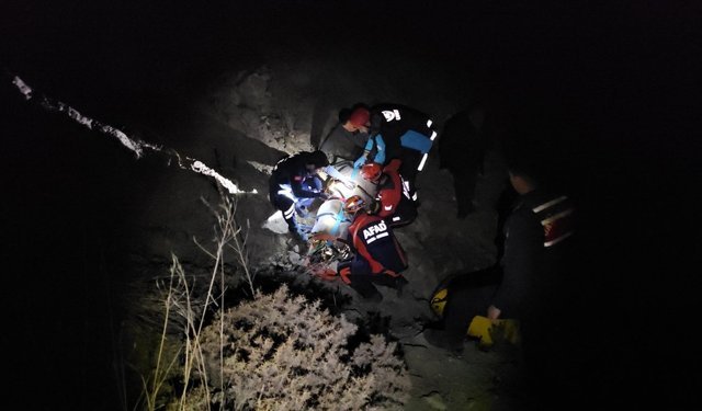 Çorum'da kayalıklardan uçuruma düşen kişi ekiplerce kurtarılmaya çalışılıyor