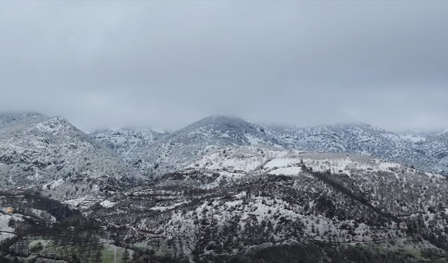 Çorum'un yüksek kesimlerine nisan ayında kar yağışı sürüyor