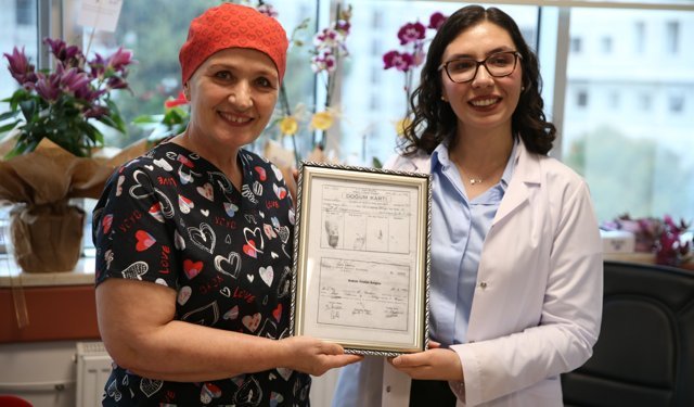 Doğduğu hastaneye atanan doktor, ebe annesiyle birlikte mesai yapıyor