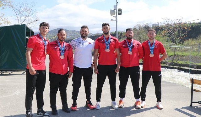 Dünya Şampiyonası'nda madalya kazanan raftingcilerin ilk durağı Fırtına Deresi oldu