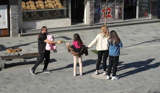 Düzce'de '23 Nisan' sürpriziyle çocuklara oyuncak hediye edildi