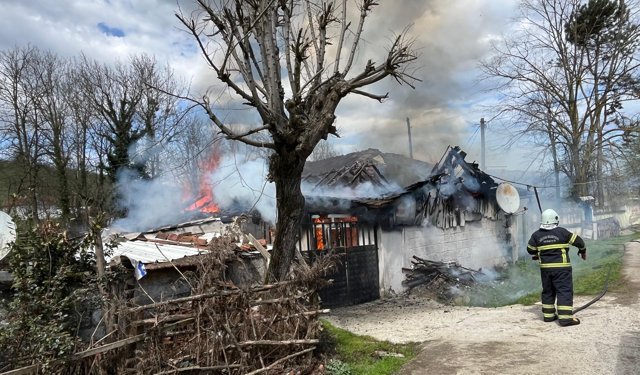 Düzce'de çıkan yangında tek katlı ev kullanılamaz hale geldi