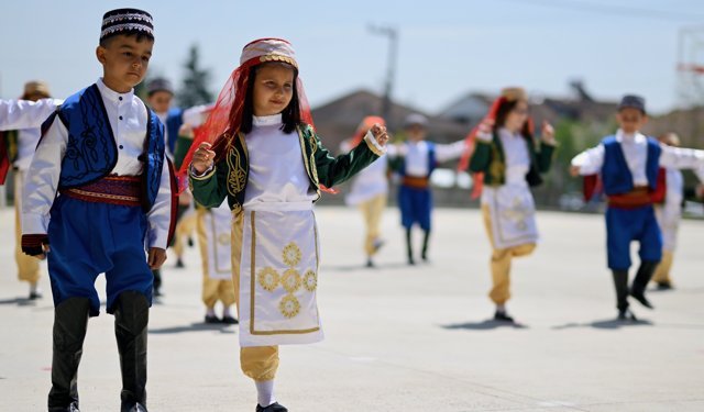 Düzce'de olumsuz hava koşulları nedeniyle ertelenen 23 Nisan töreni gerçekleştirildi