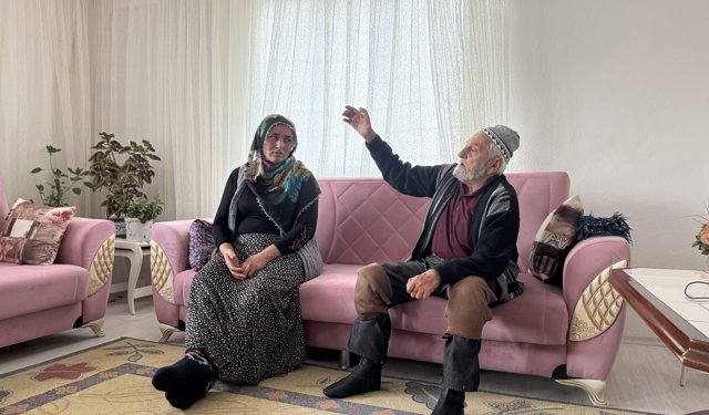 Felçli kayınpederine 27 yıldır özenle bakıyor