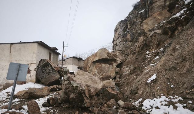 Gümüşhane'de heyelan nedeniyle 3 ev tedbir amacıyla boşaltıldı